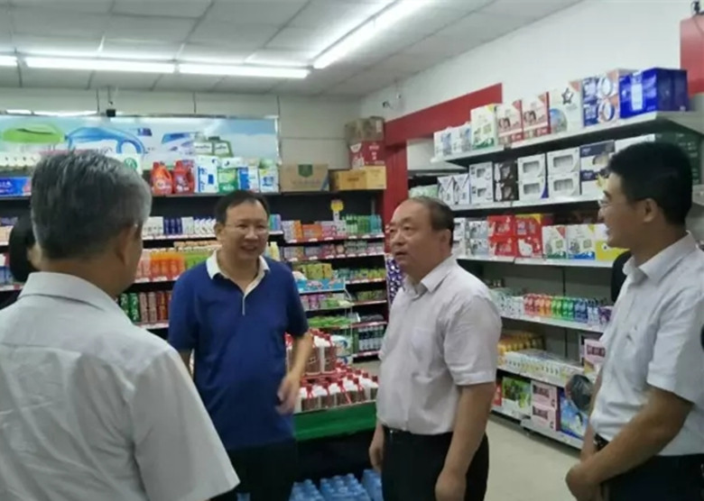 省委常委、省委组织部部长张广智到金明街道办客都扶贫爱心超市调研指导工作