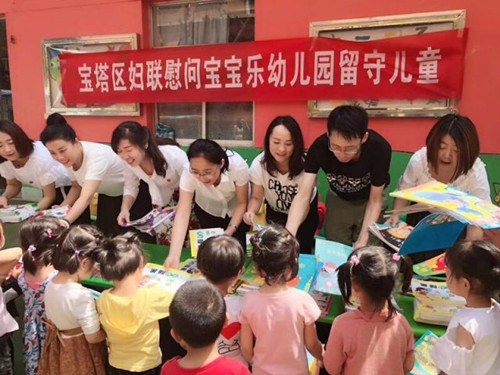 追寻红色记忆 关爱留守儿童